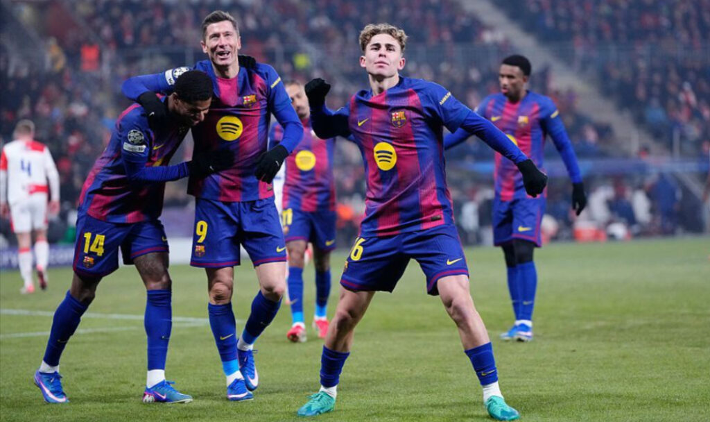 Các cầu thủ Barcelona ăn mừng bàn thắng trước Slavia Prague tại Champions League