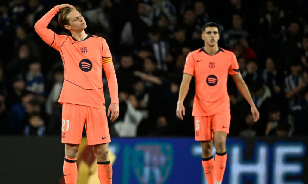 Các cầu thủ Barcelona thất vọng sau khi để Real Sociedad ghi bàn tại La Liga