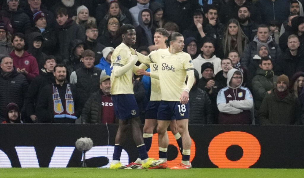 Các cầu thủ Everton ăn mừng bàn thắng vào lưới Aston Villa tại Premier League