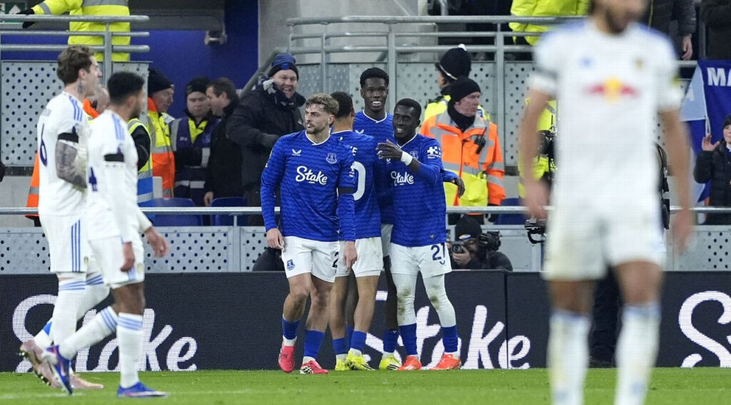 Các cầu thủ Everton ăn mừng bàn thắng vào lưới Leeds tại Premier League.