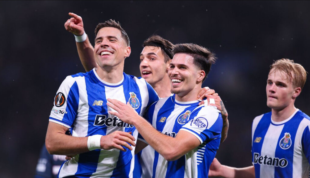 Các cầu thủ Porto ăn mừng bàn thắng vào lưới Rangers tại Europa League.