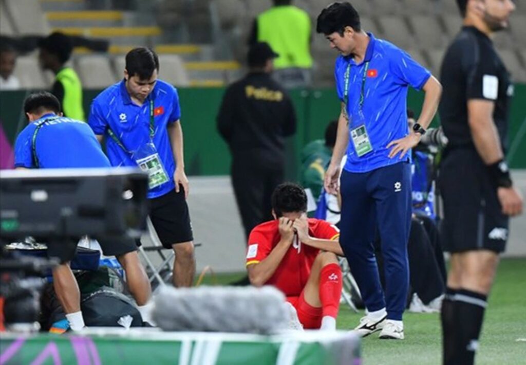 Chấn thương của Hiểu Minh trong hiệp 1 đã ảnh hưởng lớn tới hàng thủ của U23 Việt Nam