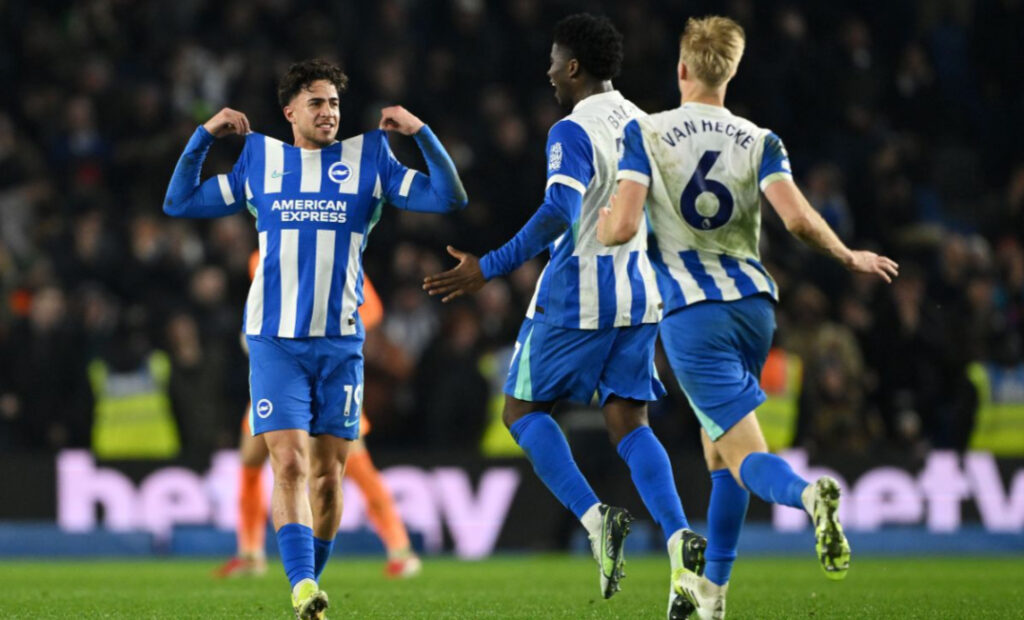 Charalampos Kostoulas ăn mừng bàn gỡ hòa muộn cho Brighton bằng pha ngả bàn đèn đẹp mắt.