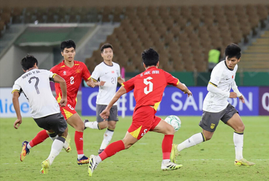 Chỉ 5 phút sau, U23 Trung Quốc đã ghi bàn nhân đôi cách biệt