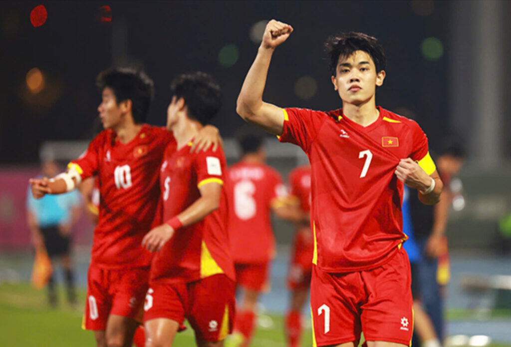 Đình Bắc đá phạt thành công, nâng tỉ số lên 2-1 cho U23 Việt Nam