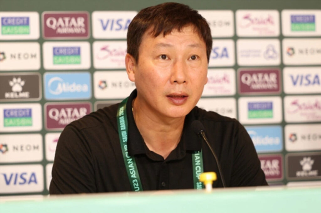 HLV Kim Sang-sik dành tặng chiến thắng cho NHM Việt Nam