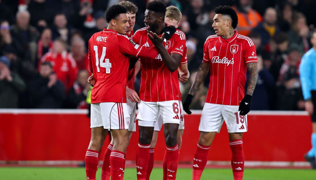 Ibrahim Sangare và Dan Ndoye ăn mừng bàn mở tỷ số của Nottingham Forest