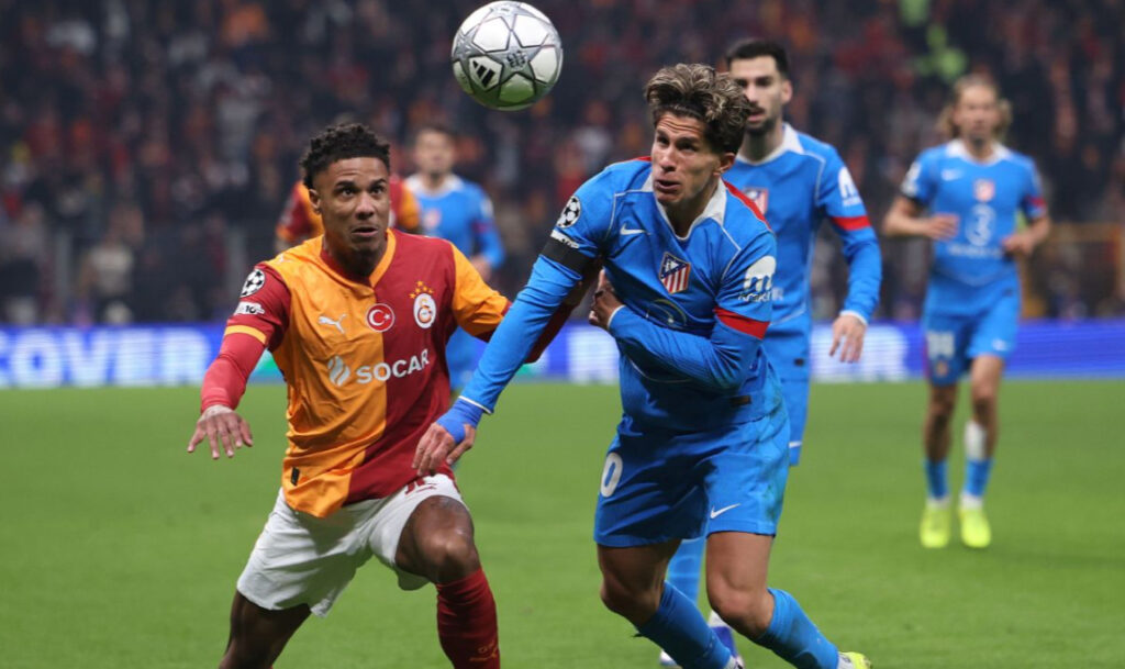 Ismail Jakob (Galatasaray) và Giuliano Simeone (Atlético Madrid) tranh chấp quyết liệt trong trận hòa 1-1 diễn ra tối thứ Tư.