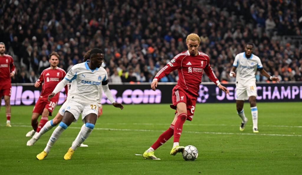 Liverpool (áo đỏ) gặp khó trước Marseille