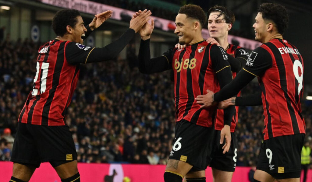 Marcus Tavernier ăn mừng bàn thắng cho Bournemouth trên chấm phạt đền.