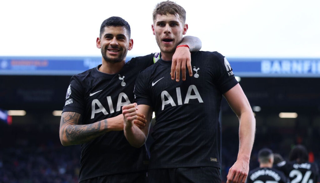 Micky van de Ven và Cristian Romero đều ghi bàn cho Tottenham trong trận đấu tại sân Turf Moor.