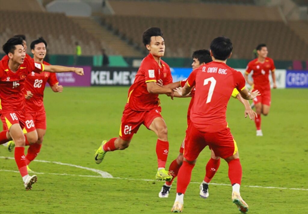 Niềm vui của các cầu thủ U23 Việt Nam sau khi Minh Phúc nâng tỉ số lên 3-2 ở hiệp phụ thứ nhất