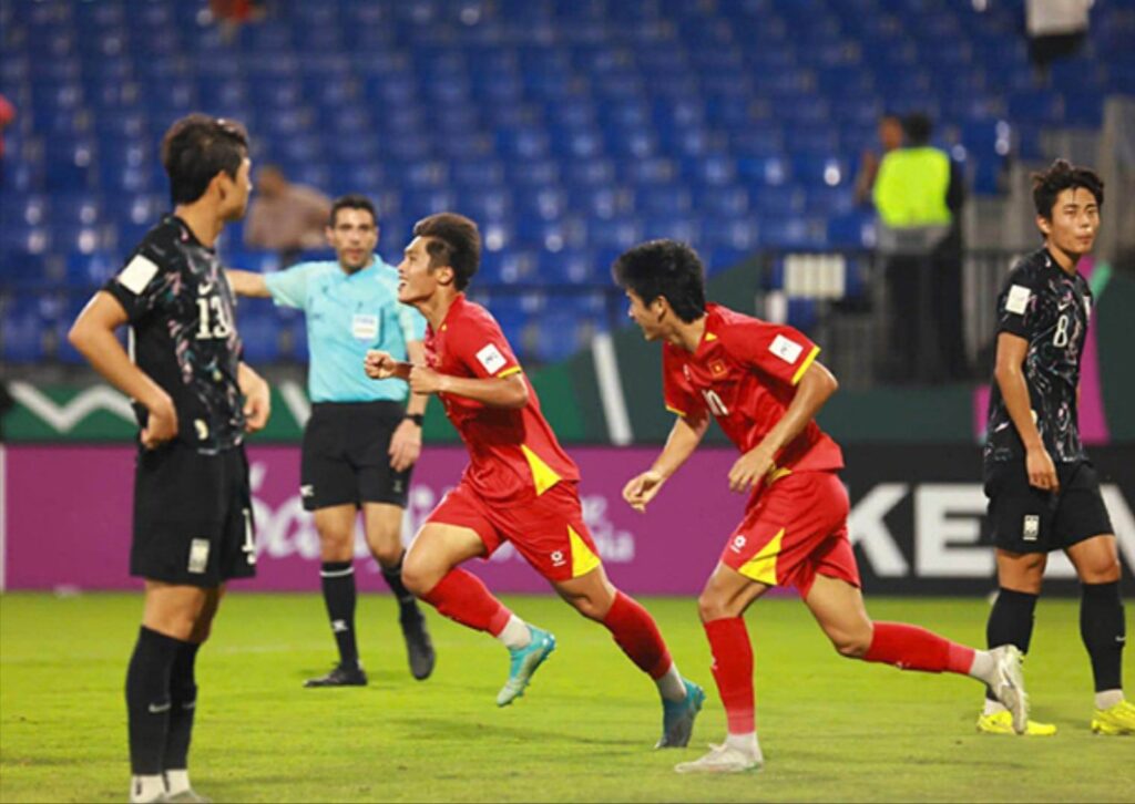 U23 Việt Nam mở tỉ số trong hiệp 1 nhờ bàn thắng của Quốc Việt