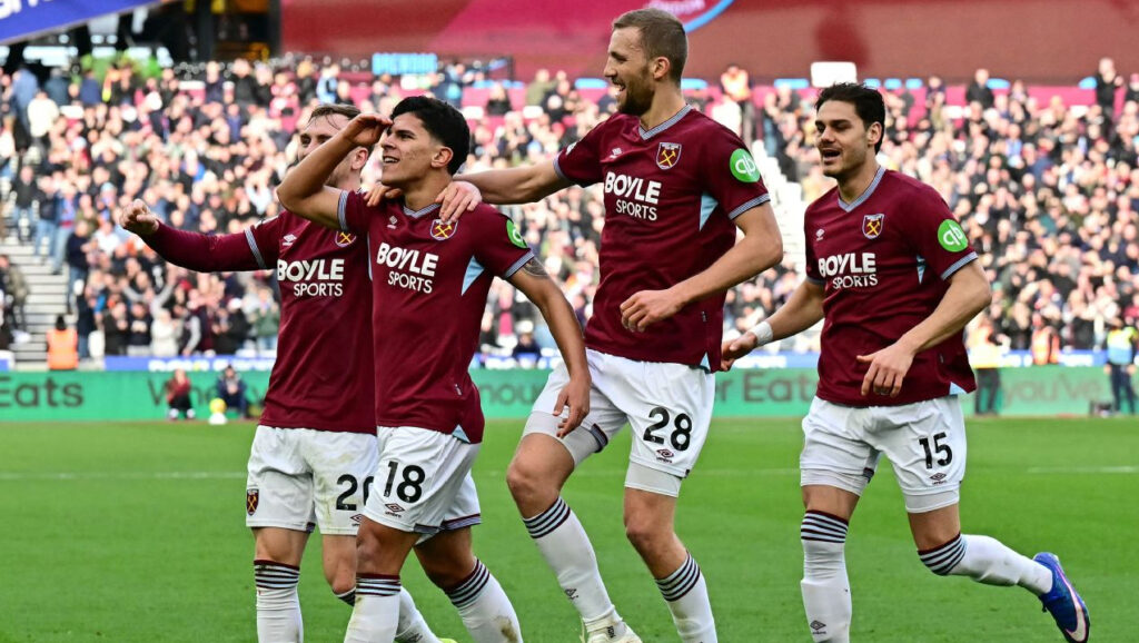 West Ham tự thắp lại hy vọng trụ hạng sau chiến thắng trước Sunderland.