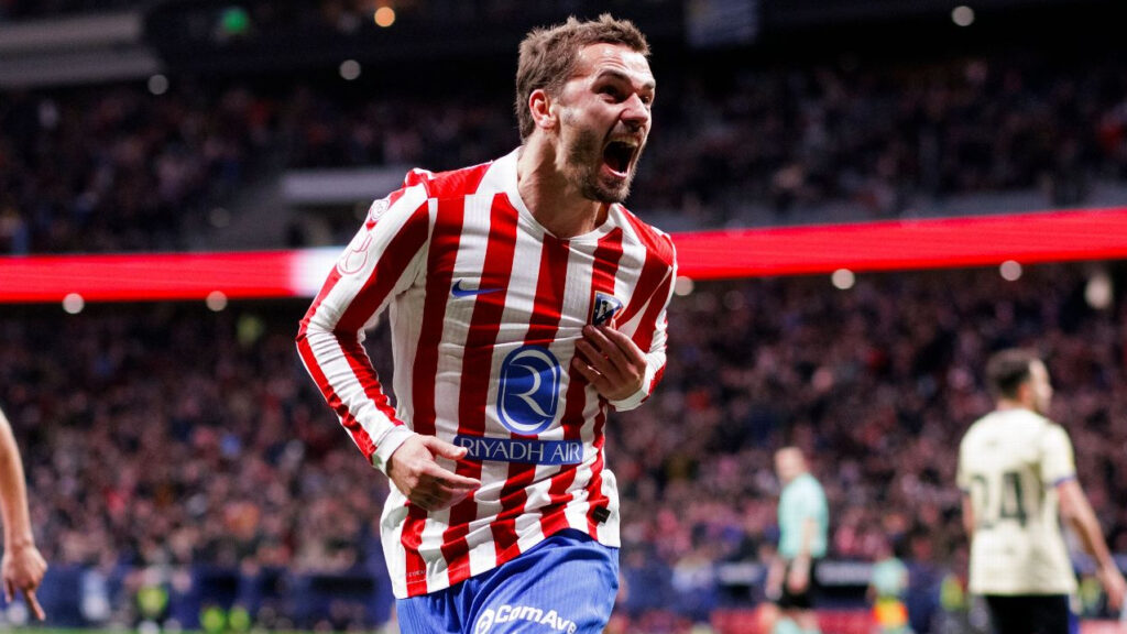 Antoine Griezmann ghi bàn giúp Atlético Madrid đánh bại đội bóng cũ Barcelona.