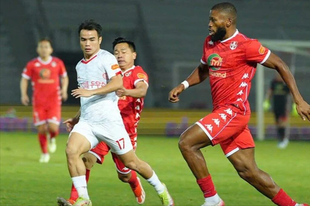 Đội bóng áo trắng Thể Công Viettel chiếm ưu thế rõ rệt trong hiệp đấu đầu tiên.