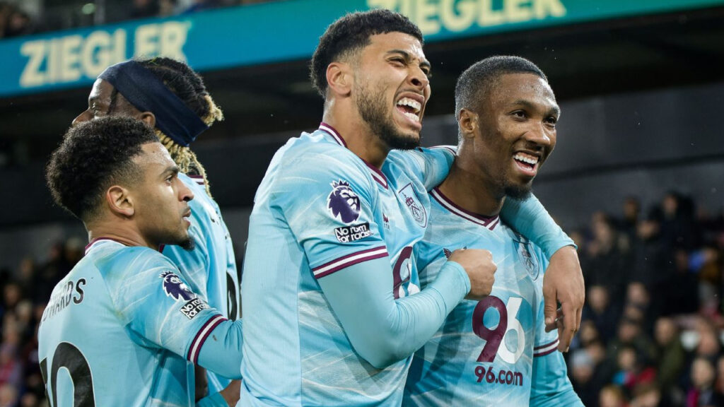 Jaidon Anthony ăn mừng bàn thắng cùng Josh Laurent trong chiến thắng kịch tính của Burnley trước Crystal Palace