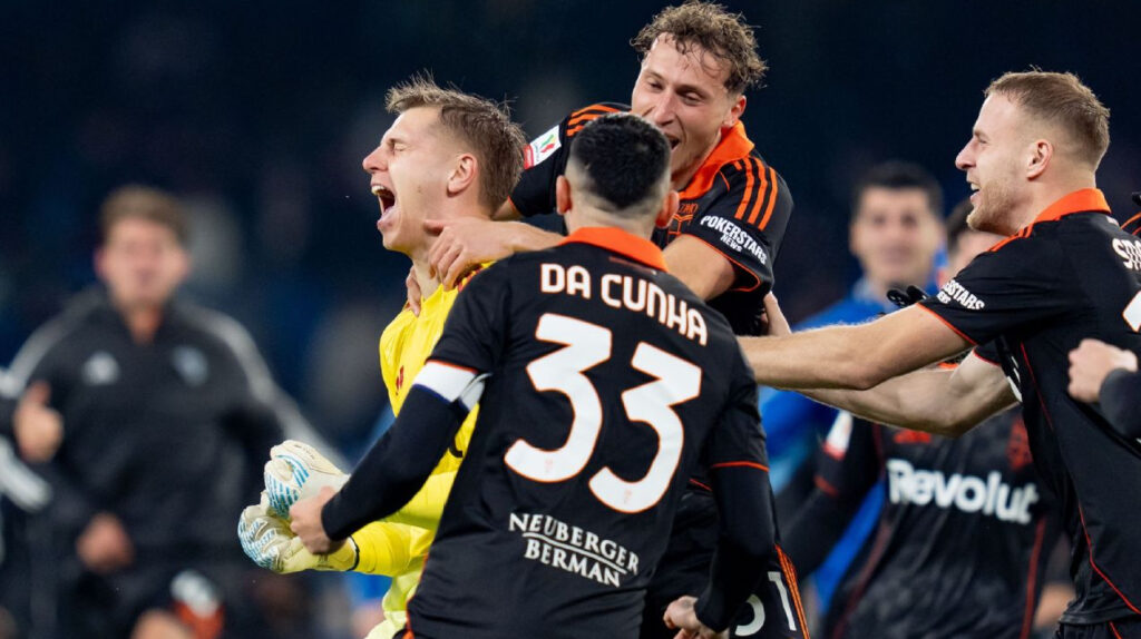 Jean Butez vỡ òa cảm xúc bên các đồng đội sau pha cản phá quyết định, giúp Como giành chiến thắng trên loạt luân lưu trước Napoli.