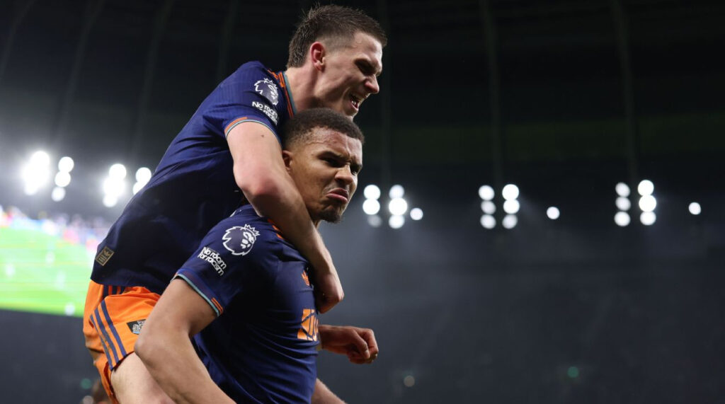 Malick Thiaw ăn mừng cùng Sven Botman sau khi ghi bàn cho Newcastle vào lưới Tottenham.